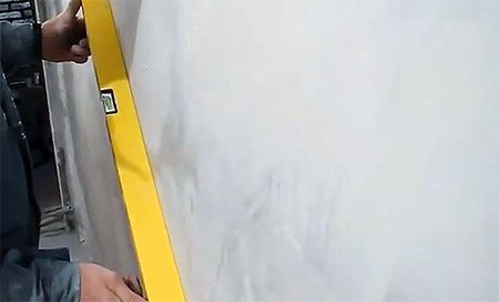 Як вирівняти стіни штукатуркою, сумішами та гіпсокартоном (фото і відео).