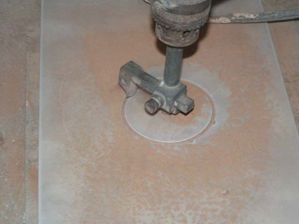 Як просвердлити кахельну плитку, щоб не тріснула: способи свердління отворів