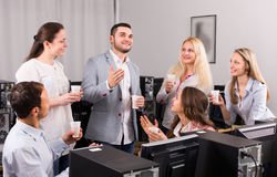 Сонник Пити Шампанське з келихів пляшки уві сні до чого сниться?