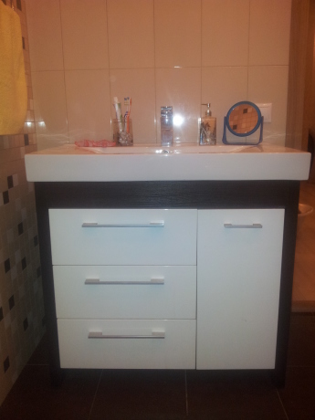 Шоколадна двокімнатна ванна в деревяному будинку