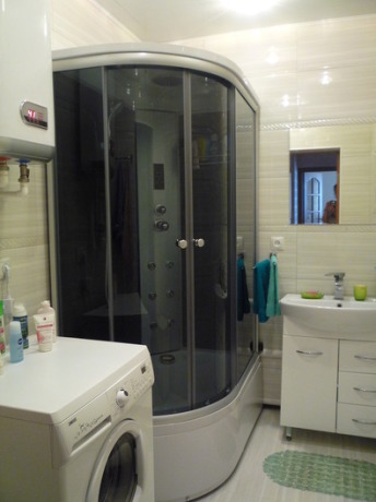 Ванна кімната з душовою кабіною в заміському будинку