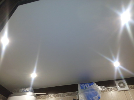 Невеликий суміщений санвузол в коричневих тонах Невеликий суміщений санвузол в коричневих тонах