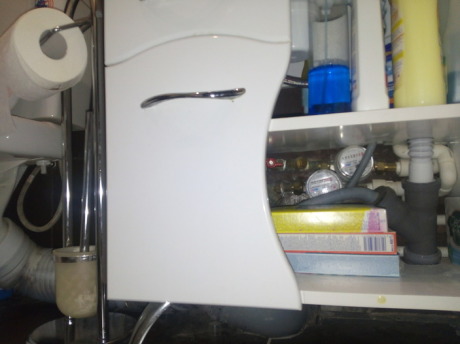 Невеликий суміщений санвузол в коричневих тонах Невеликий суміщений санвузол в коричневих тонах