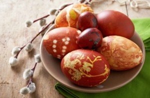 Як пофарбувати яйця на Великдень своїми руками в цибулинні Як пофарбувати яйця на Великдень своїми руками в цибулинні