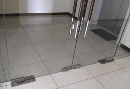 Як встановити і відрегулювати доводчик на двері   інструкція