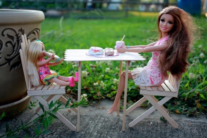 Як зробити меблі для ляльки своїми руками з підручних матеріалів: фото та відео