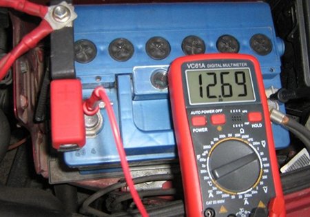 Як перевірити ємність акумулятора мультиметром