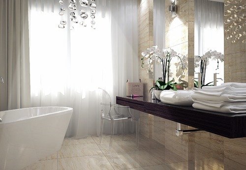 Розкішний просторий дизайн ванної кімнати з вікном