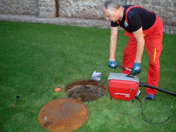 Прочищення каналізації гідродинамічним способом: основні принципи і правила усунення засмічень