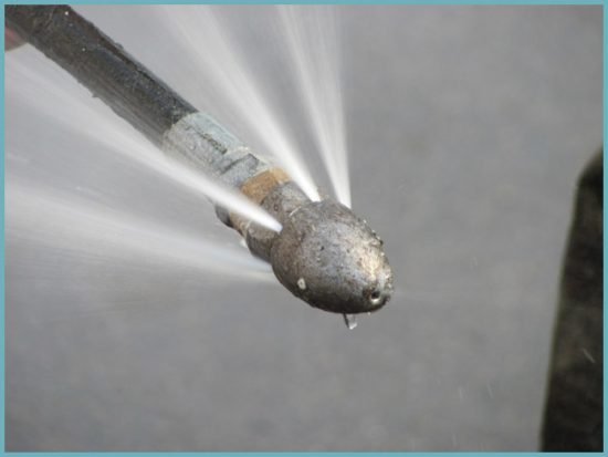 Прочищення каналізації гідродинамічним способом: основні принципи і правила усунення засмічень