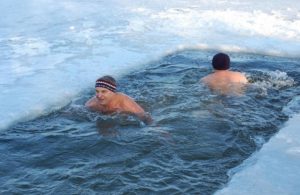 Сонник купатися або плавати в Крижаній Воді у сні бачити до чого сниться?