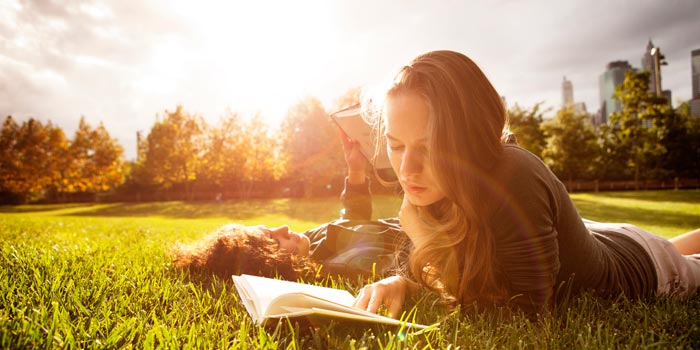 Яку книжку почитати: сучасні книги, які читаються на одному диханні (список)