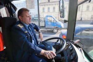 Сонник Тролейбус їхав і перекинувся з людьми у сні бачити до чого сниться?