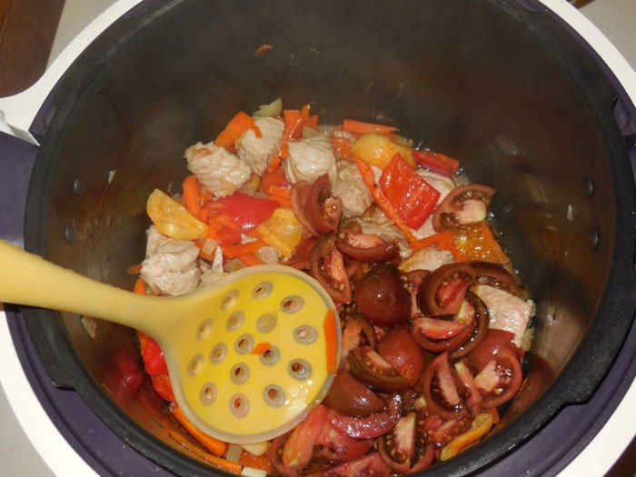 картопля тушкована з мясом в мультиварці: рецепт з фото покроково
