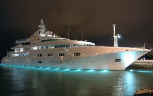 Сонник Яхта на море уві сні пливе по воді бачити до чого сниться?