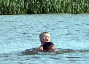 Сонник Рятувати Дитину: потопаючого з води у сні бачити до чого сниться?