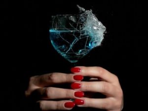 Сонник Розбитий Келих бачити уві сні до чого сниться?