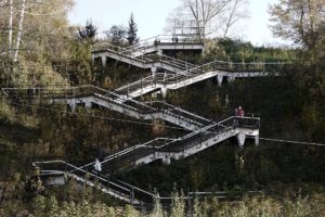 Сонник Спускатися по Сходах Вниз у сні бачити до чого сниться?