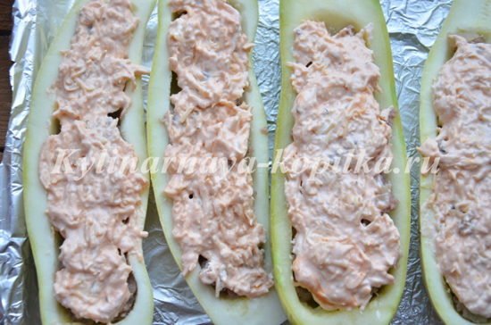 Фаршировані кабачки човники з фаршем в духовці