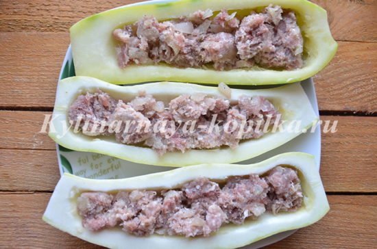 Фаршировані кабачки човники з фаршем в духовці