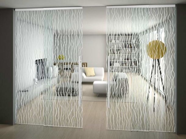 Перегородки зі скла для зонування простору в кімнаті (10 фото)