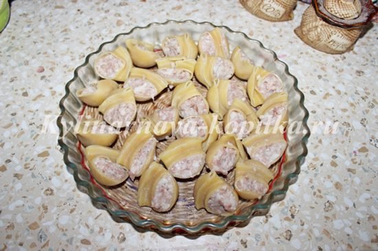 Фаршировані макарони черепашки з фаршем в духовці: рецепт з фото