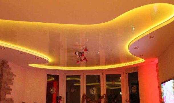 Дворівневі натяжні стелі з підсвічуванням в зал (11 фото)