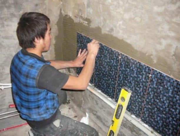 Плитка під дерево у ванній, характеристика даного матеріалу