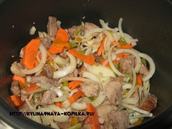 Мясо, тушковану з овочами в мультиварці