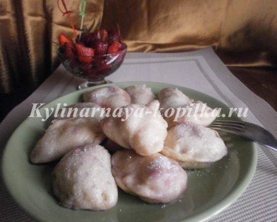 Вареники з полуницею на пару: рецепт з фото
