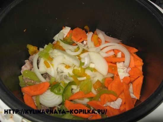 Мясо, тушковану з овочами в мультиварці