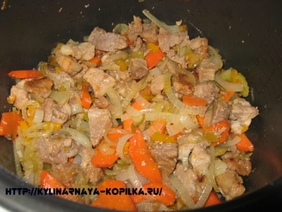 Мясо, тушковану з овочами в мультиварці