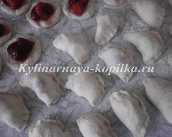 Вареники з полуницею на пару: рецепт з фото