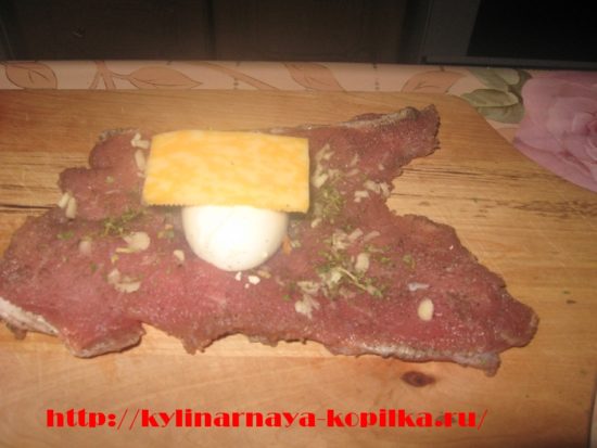 Мясні рулети з начинкою