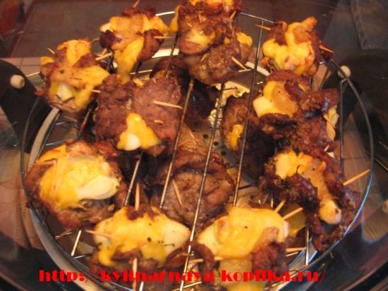 Мясні рулети з начинкою