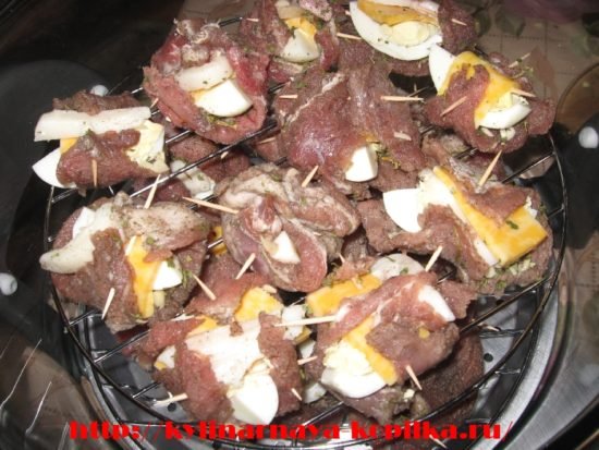 Мясні рулети з начинкою