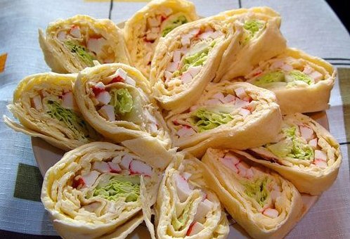 Рулети з лаваша з різними начинками: рецепти з фото