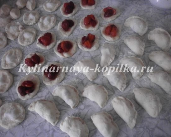 Вареники з полуницею на пару: рецепт з фото