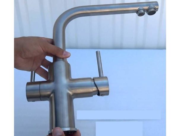 Установка крана для фільтрування питної води