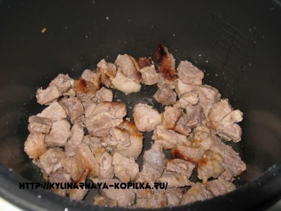 Мясо, тушковану з овочами в мультиварці