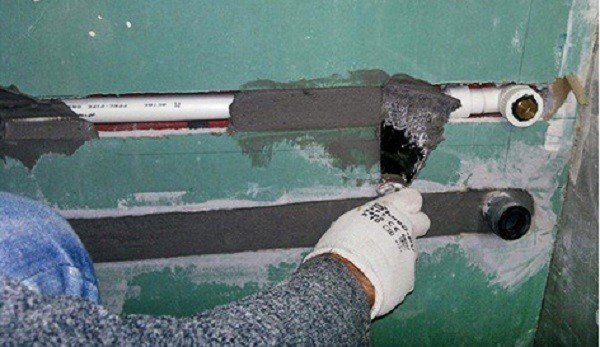Як заховати труби у ванній, способи та рекомендації фахівців