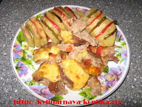 Запечене мясо з картоплею в духовці. Страва з конини