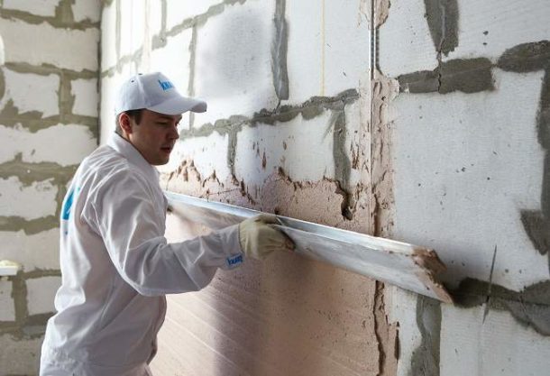 Як вирівняти стіни штукатуркою: яка штукатурка краще, рівняємо по маяках та без (відео)