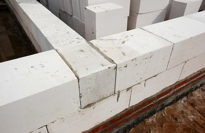 Найбільш дешеві, але теплі стіни для дому