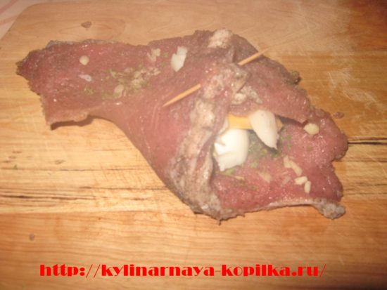 Мясні рулети з начинкою