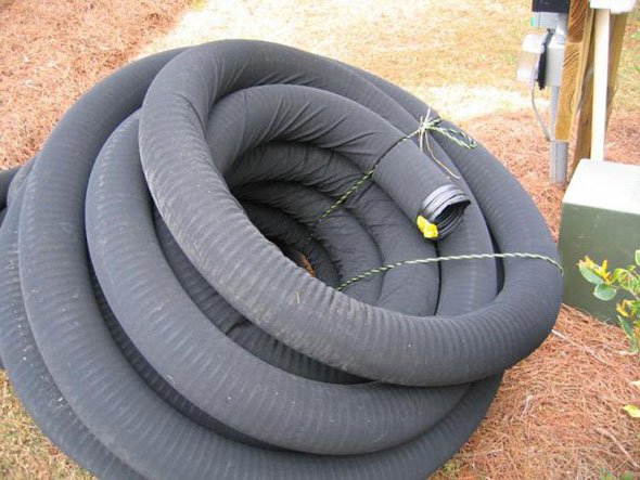 Укладання дренажних труб: вибираємо і монтуємо гофровані, перфоровані магістралі з геотканью