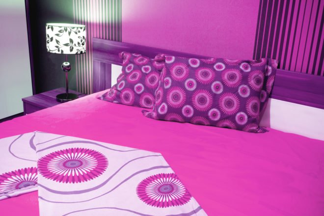 Розкіш і вишуканість фіолетовою спальні