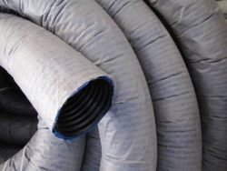 Укладання дренажних труб: вибираємо і монтуємо гофровані, перфоровані магістралі з геотканью