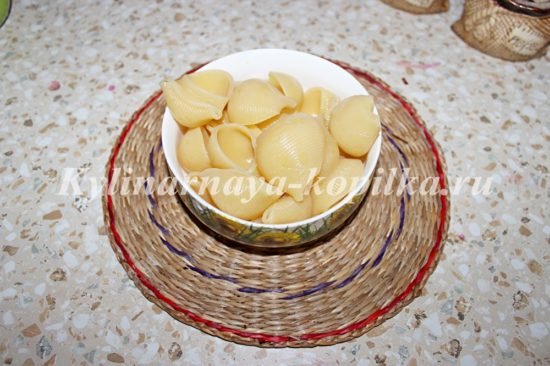 Фаршировані макарони черепашки з фаршем в духовці: рецепт з фото