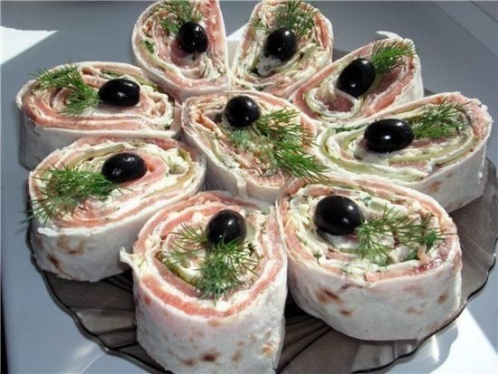 Рулети з лаваша з різними начинками: рецепти з фото